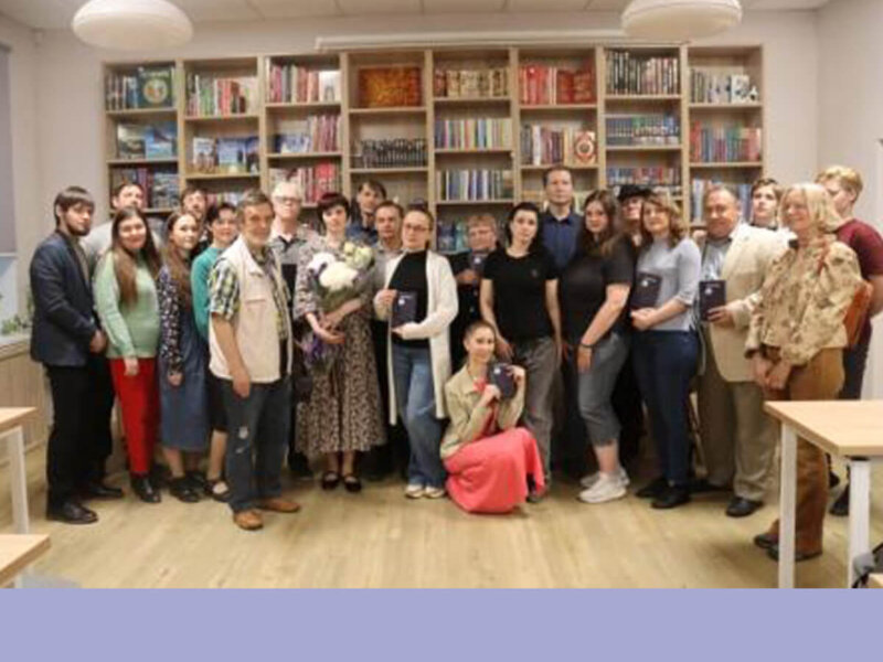 «ЛУННЫЙ ПОСОХ КОСНУЛСЯ ОКНА…» Презентация книги Эльвиры Пархоц